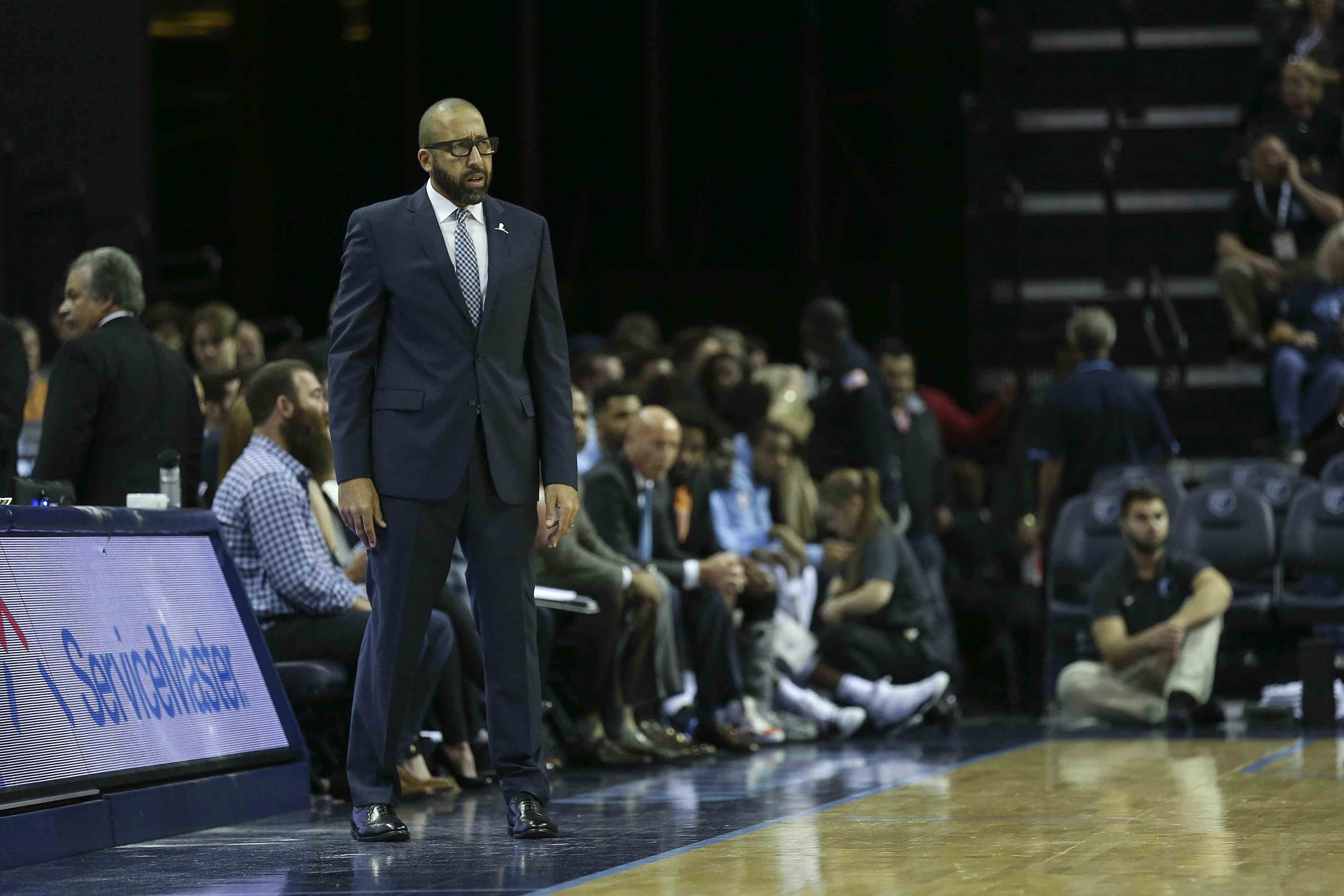 David Fizdale en un partido con los Grizzlies