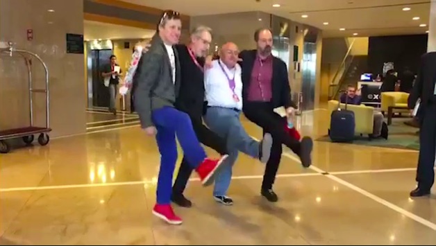 Los escritores mostraron su alegría bailando el famoso can-can.