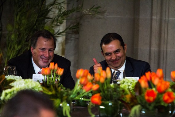 Fuimos funcionarios en la Secretaría de Hacienda e hicimos un chorro de cosas juntos, yo creo que pues allí están sus credenciales como servidor públi