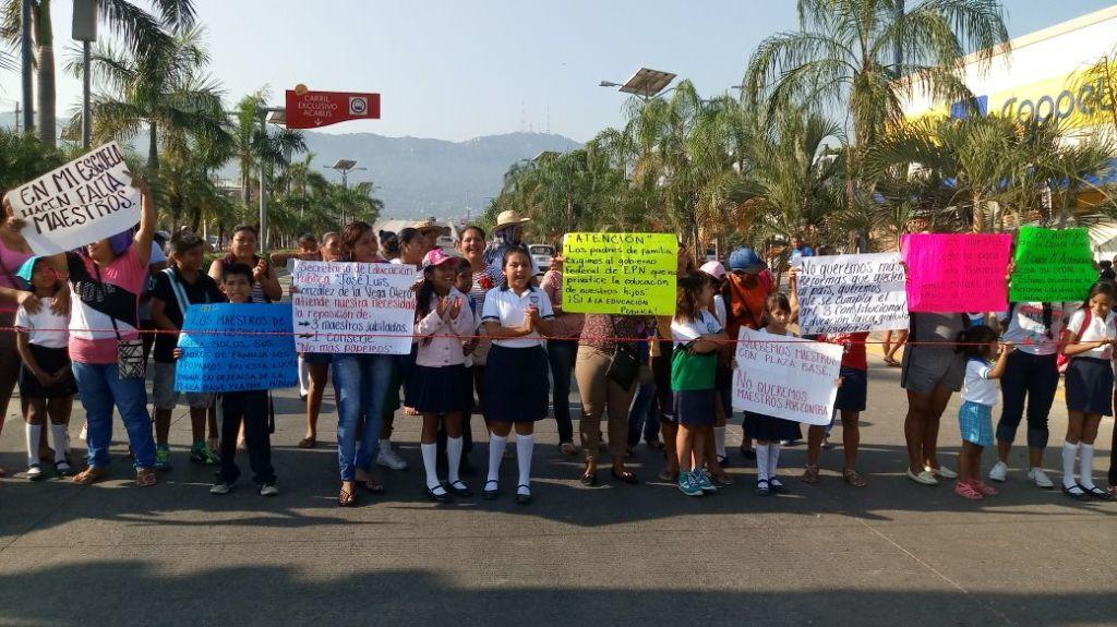 Los manifestantes bloquean la vialidad desde las 9 de la mañana,