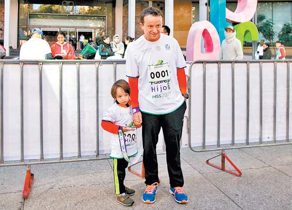 Mikel Arriola, director general del Instituto Mexicano del Seguro Social, corrió un kilómetro con su hijo Santiago.