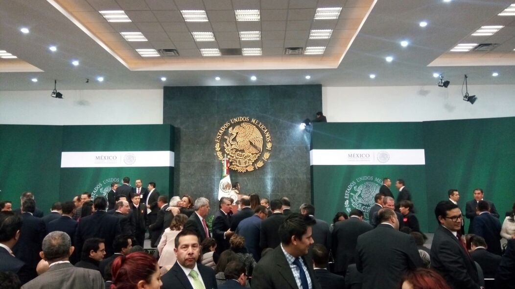 Los representantes de medios de comunicación esperan el anuncio del Presidente en Los Pinos.