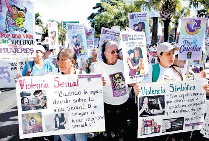 Salvadoreños protestan contra los feminicidios en una marcha en la capital.
