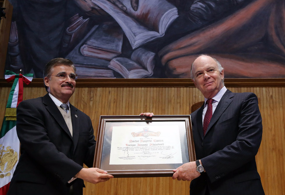 Tonatiuh Bravo Padilla hizo entrega del Honoris Causa a Enrique Krauze.