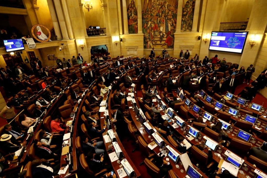 Congreso de Colombia aprueba tribunal especial de paz pese a críticas de FARC.
