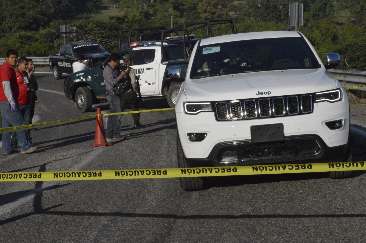 Dos cuerpos fueron encontrados al lado de una camioneta blanca estacionada sobre la autopista Poza Rica-Cazones, al norte del estado.