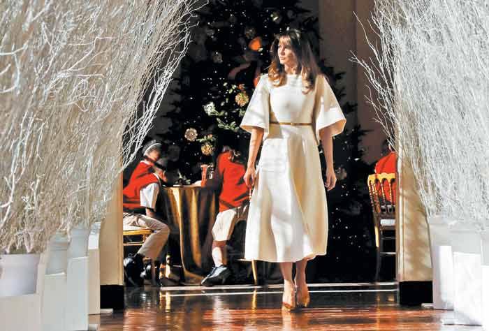 La primera dama de Estados Unidos, Melania Trump, inspecciona la decoración navideña en la Casa Blanca.
