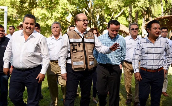 Los funcionarios de durante el recorrido de la Feria del Financiamiento y Reactivación de la Economía.