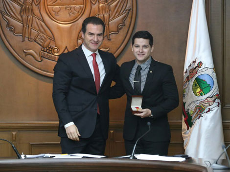 Los galardonados recibieron la medalla de manos del alcalde Adrián de la Garza. 