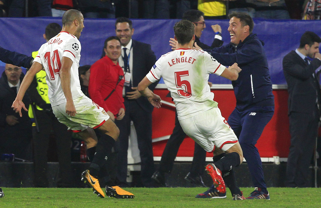 Guido Pizarro celebra con Eduardo Berizzo