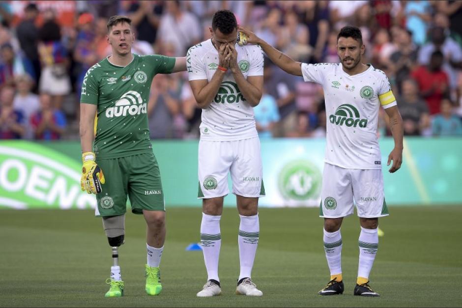 Los jugadores sobrevivientes del 'Chape' durante la Copa Joan Gamper que jugaron ante el Barcelona