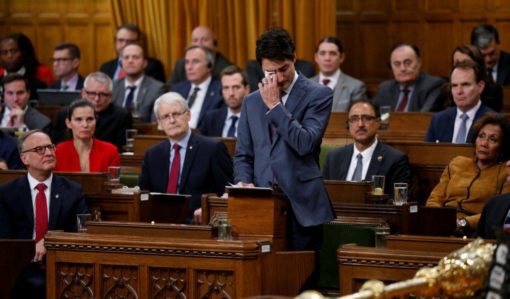 Justin Trudeau, borra las lágrimas mientras ofrece una disculpa a los miembros de la comunidad LGBT que fueron discriminados por la legislación y las 