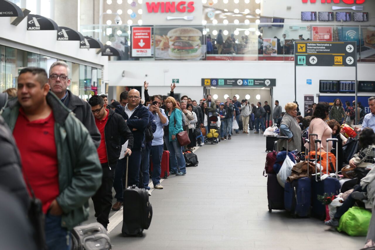 Largas filas de pasajeros en el AICM debido al paro de pilotos.
