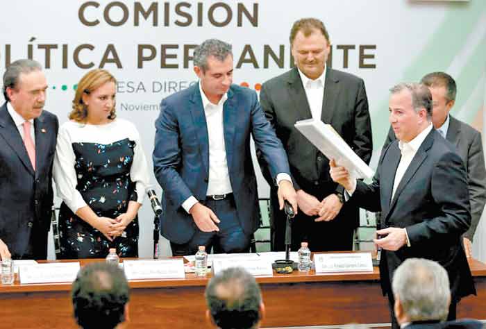 Por la noche entregó un documento a la Comisión Política Permanente en la sede nacional del tricolor.