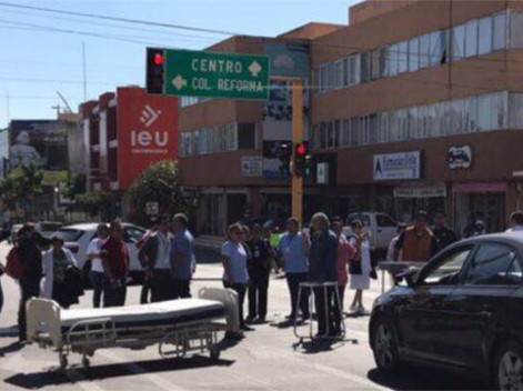 El paro de médicos y enfermeras con camillas provocó caos vial en calles del centro de Oaxaca.