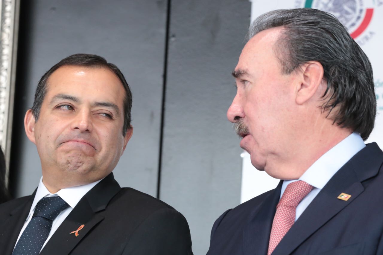 El presidente del Senado, Ernesto Cordero, y el senador del PRI, Emilio Gamboa.