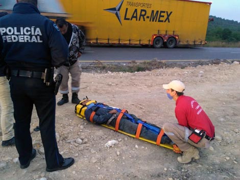 El trailero fue atendido por paramédicos y llevado a un hospital. 