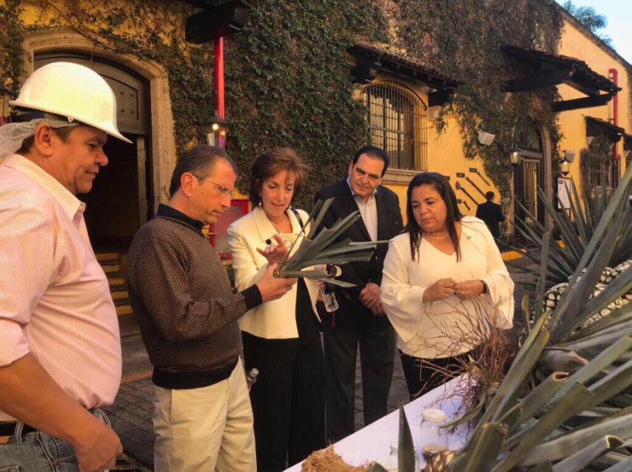 La embajadora de Estados Unidos realizó su propia mezcla de tequila de Jose Cuervo.