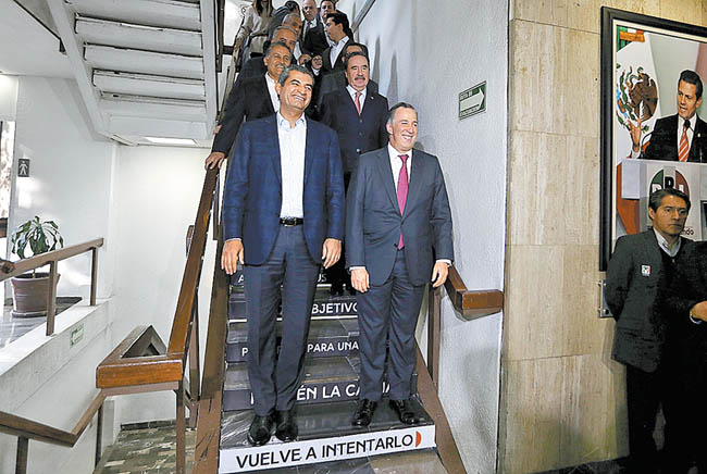 Enrique Ochoa y José Antonio Meade, al término de una reunión con legisladores priistas. 