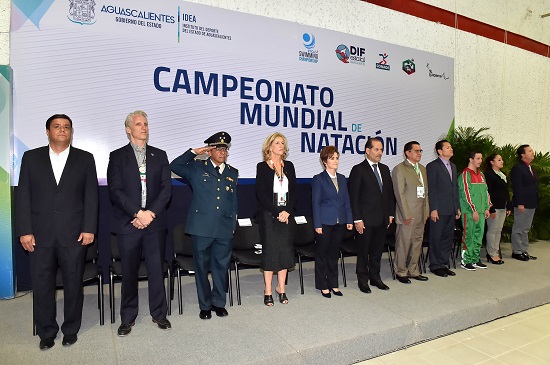 El gobernador de Aguascalientes, Martín Orozco Sandoval, acompañado por la presidenta del DIF estatal, Yolanda Ramírez de Orozco, y autoridades durant