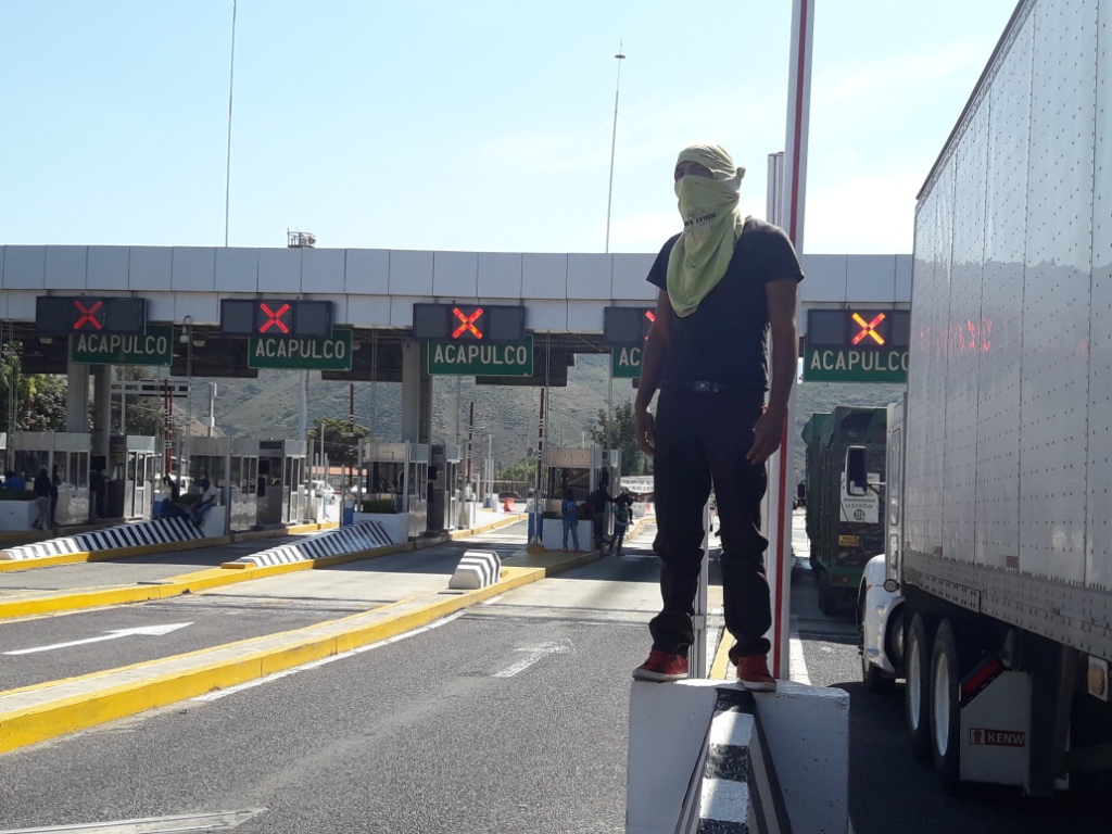 Los normalistas permitieron el libre paso de los automovilistas a cambio de una cooperación voluntaria para su movimiento. 