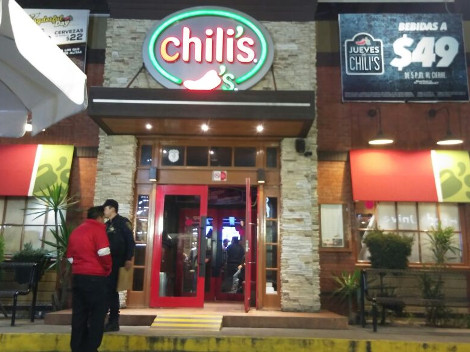 Luego del asalto al restaurante Chili´s, en Avenida Universidad, policías resguardan el lugar.