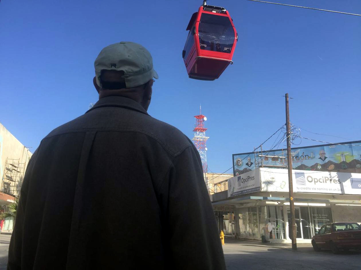 Muchos ciudadanos acudieron ayer para subirse pero sólo se quedaron viendo las cabinas en prueba.