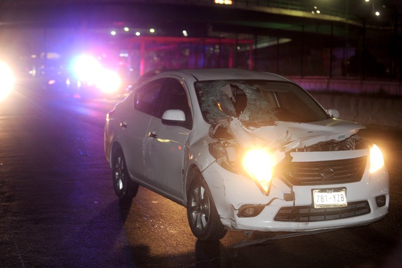El conductor no alcanzó a frenar y golpeó a la persona con la parte frontal derecha del automóvil ocasionando que el parabrisas se quebrara.