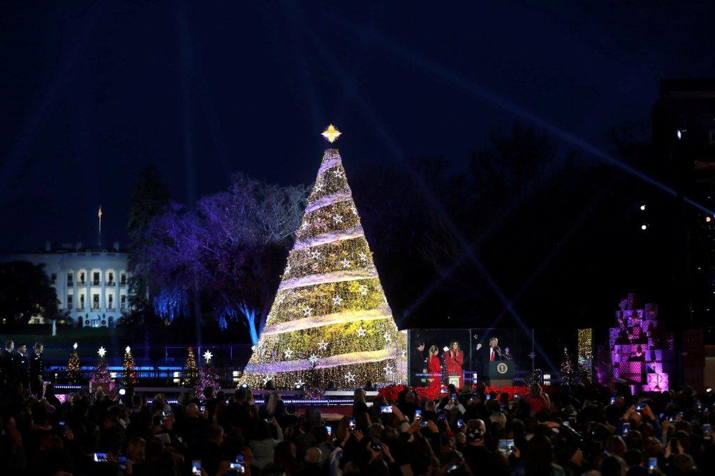 Donald Trump y la primera dama asistieron a la ceremonia nacional de iluminación y desfile de Navidad.