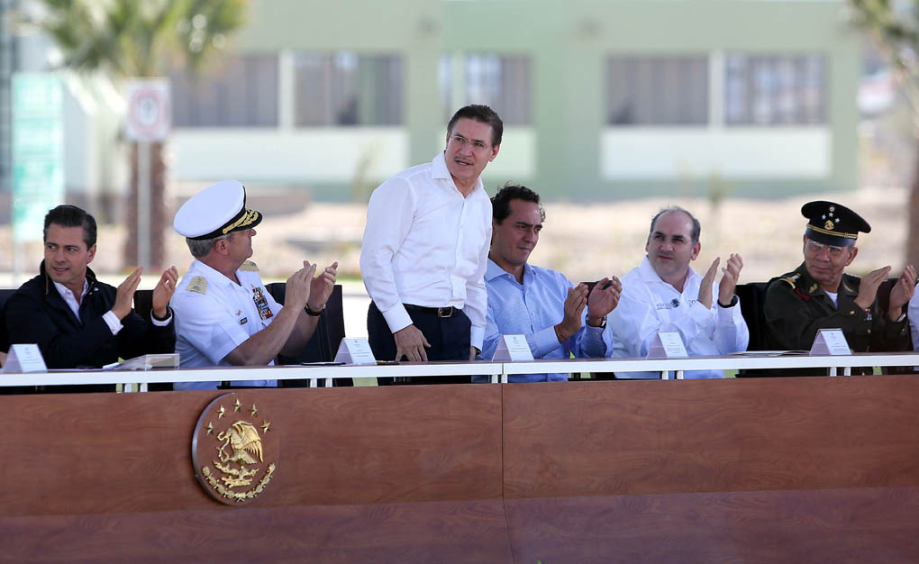 El gobernador de Durango, José Rosas Aispuro en la inauguración del Cuartel Militar.