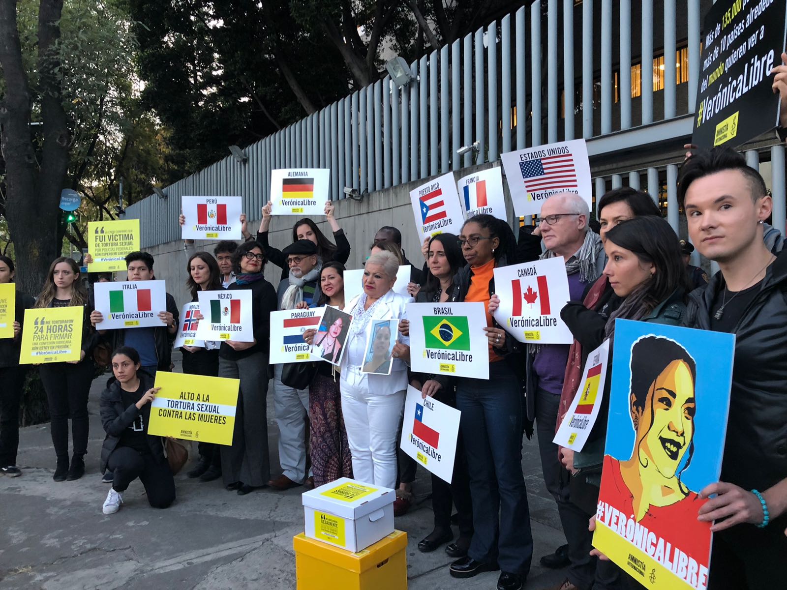 Integrantes de Amnistía Internacional se manifiestan afuera de la SEIDO.