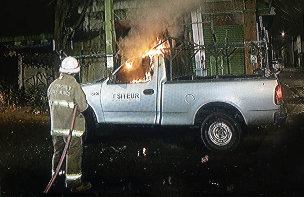 Los agentes federales se retiraron del lugar pasadas las 02:15 de la madrugada.