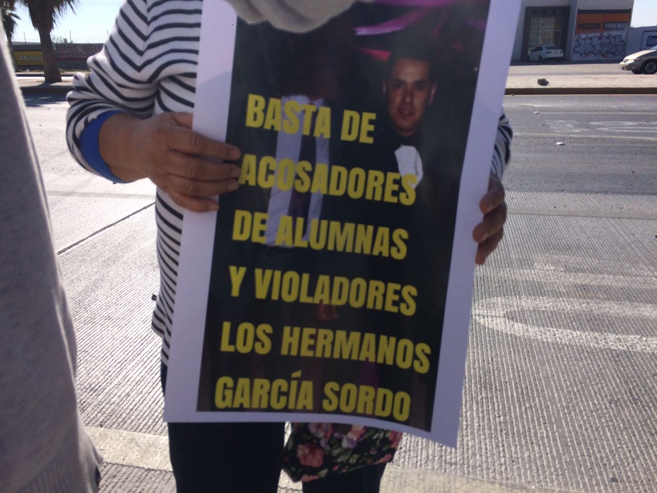 15 mamás se manifestaron esta mañana para hacer público el caso.
