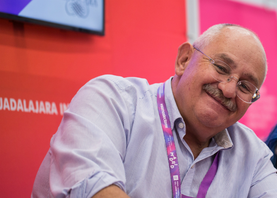 Benito Taibo durante una firma de libros.