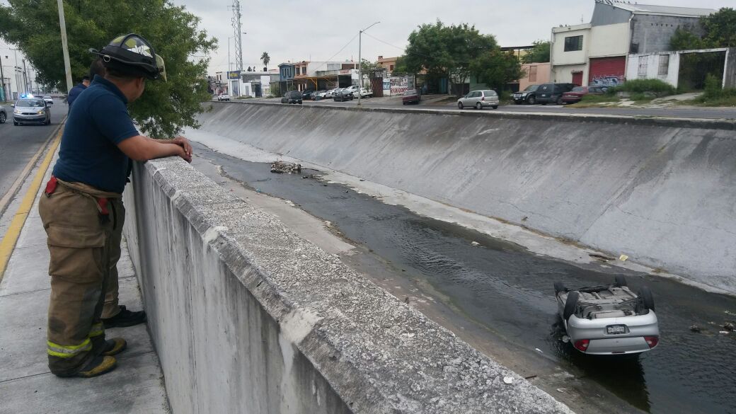 La conductora resultó con lesiones tras el choque, pero fue trasladada a un hospital.