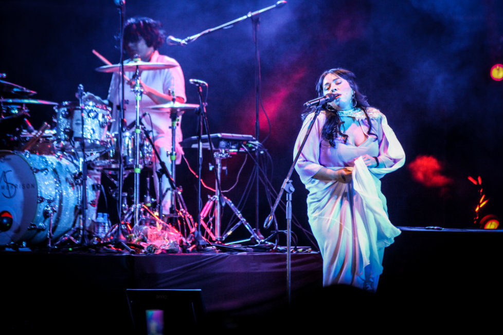 La encargada de abrir el concierto fue Carla Morrison, quien interpretó sus más grandes éxitos, entre ellos “Déjenme llorar”.