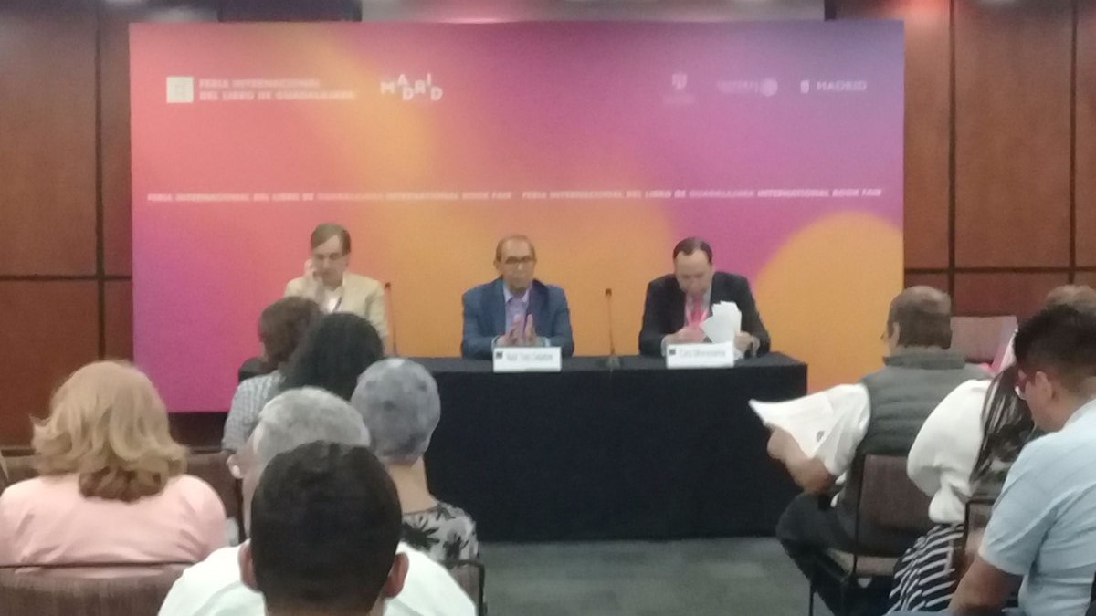 José Woldenberg, presentó su nuevo libro titulado "Así suele ser la vida micro homenajes" 