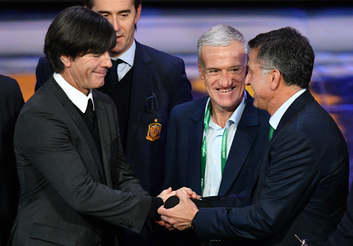 Juan Carlos Osorio saluda al técnico de Alemania, Joachim Löw