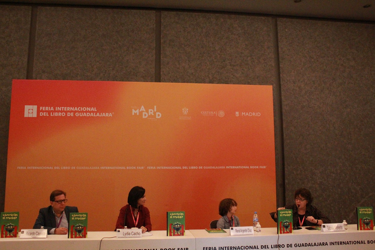 La periodista Lydia Cacho lanzó su segundo libro Ciberespías al rescate en busca de Sam en la FIL