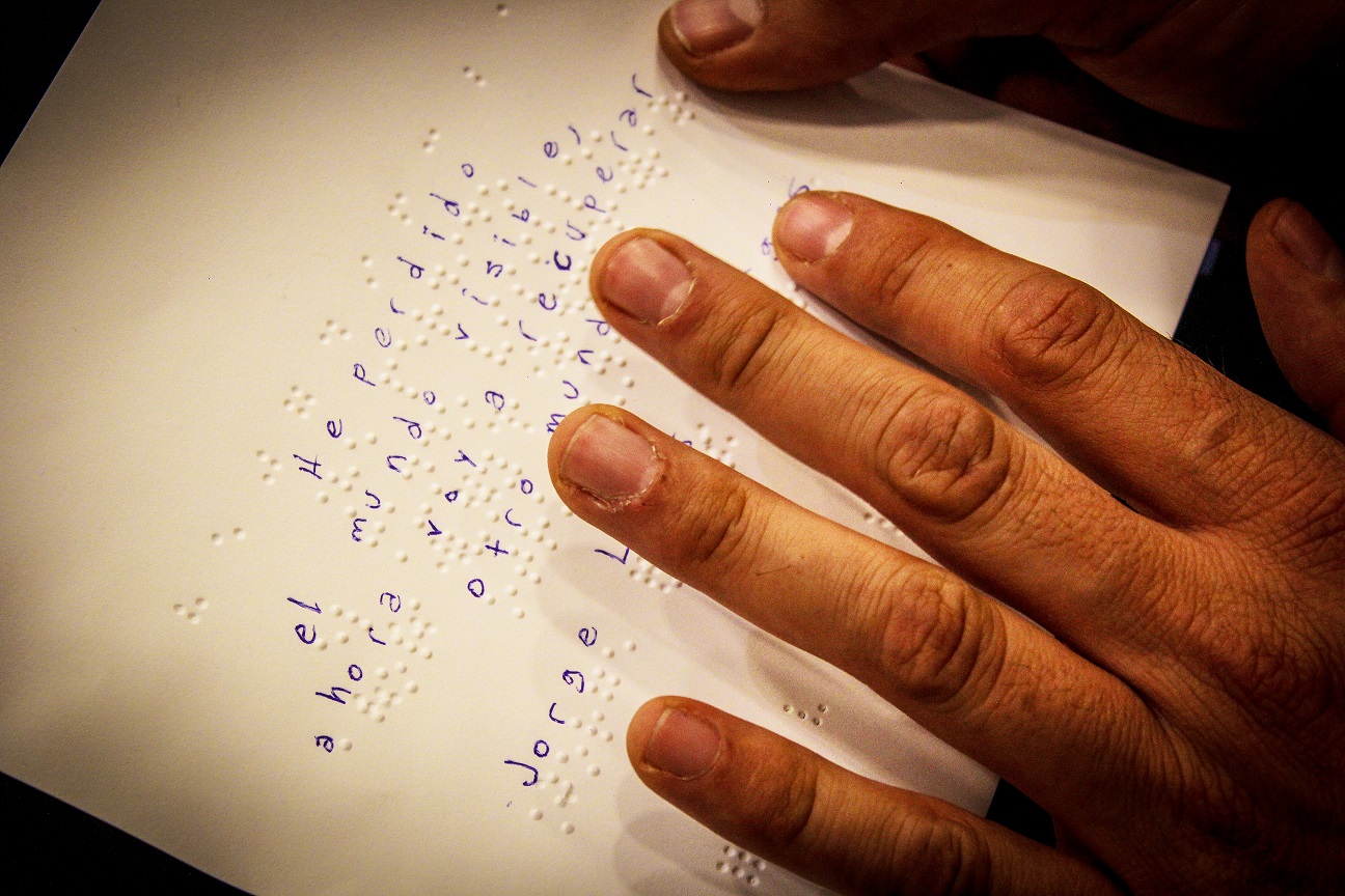 Presentan libros en tinta y braille para personas invidentes y videntes 