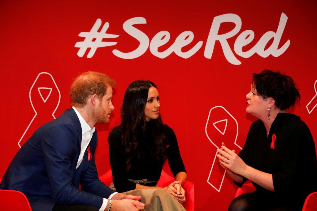 El príncipe Harry y su prometida Meghan en su primer evento público como pareja comprometida.