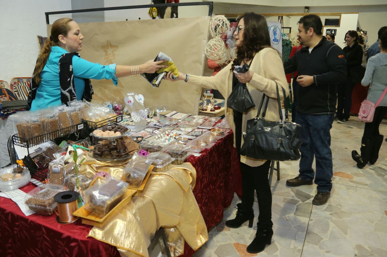 Se vendió manualidades, bisutería, adornos navideños entre otros productos.