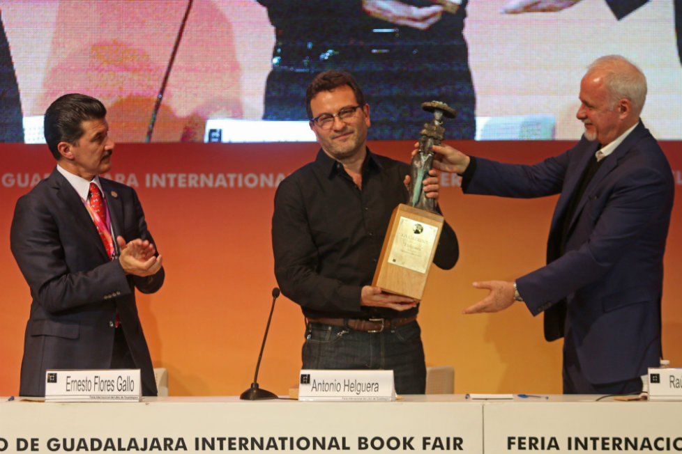 Antonio Helguera Martínez recibió el premio de La Catrina.