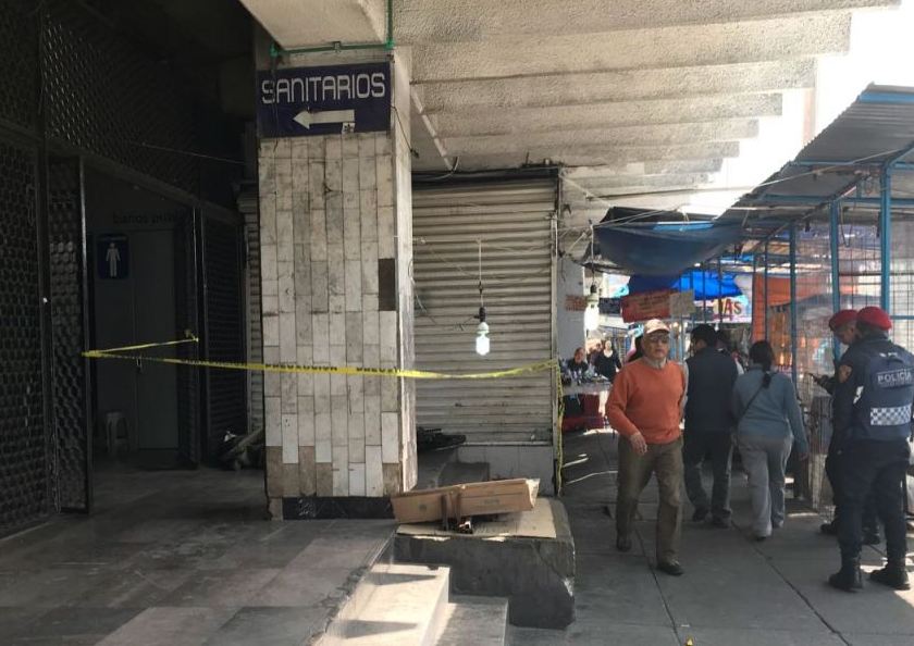 El hombre falleció en la entrada de la estación del Metro Tacuba.