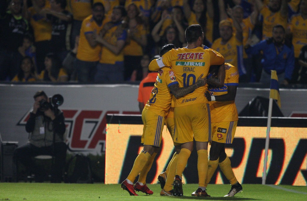 Jugadores de Tigres en festejo de gol 