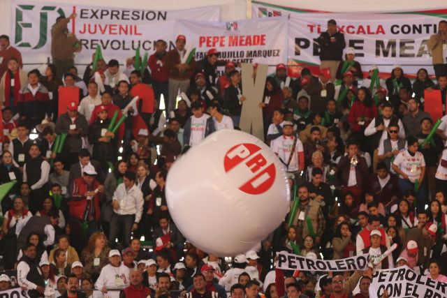 Cientos de simpatizantes aguardan la llegada de José Antonio Meade en el Comité Ejecutivo Nacional del PRI. 