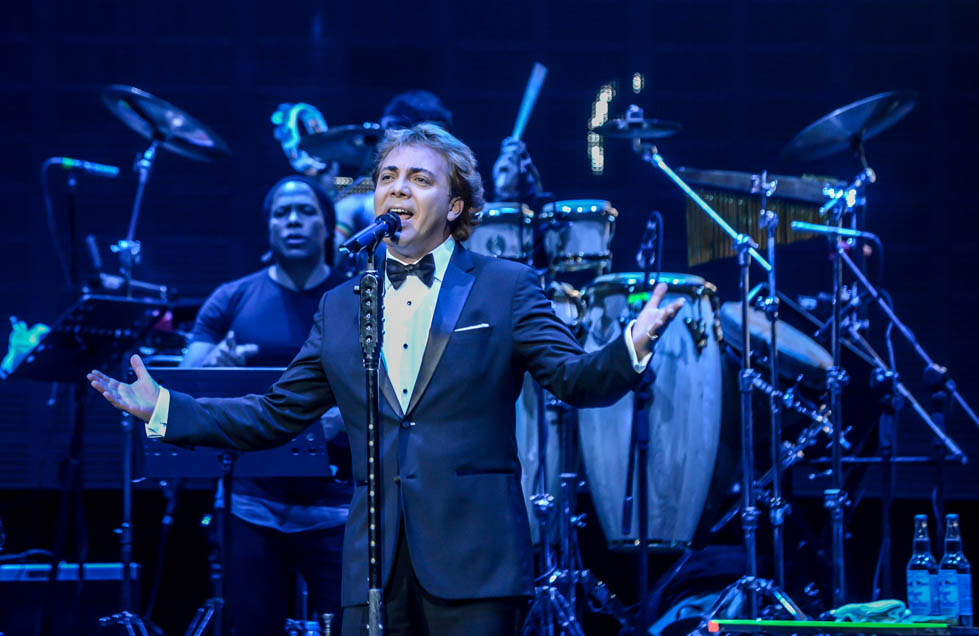 Cristian Castro se mostró siempre atento, y su carisma llenó el escenario sin problema.