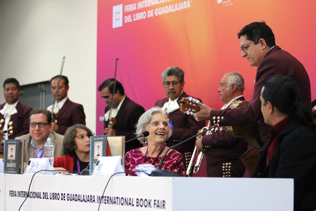 Elena Poniatowska presentó su reciente libro infantil titulado El charrito cantor