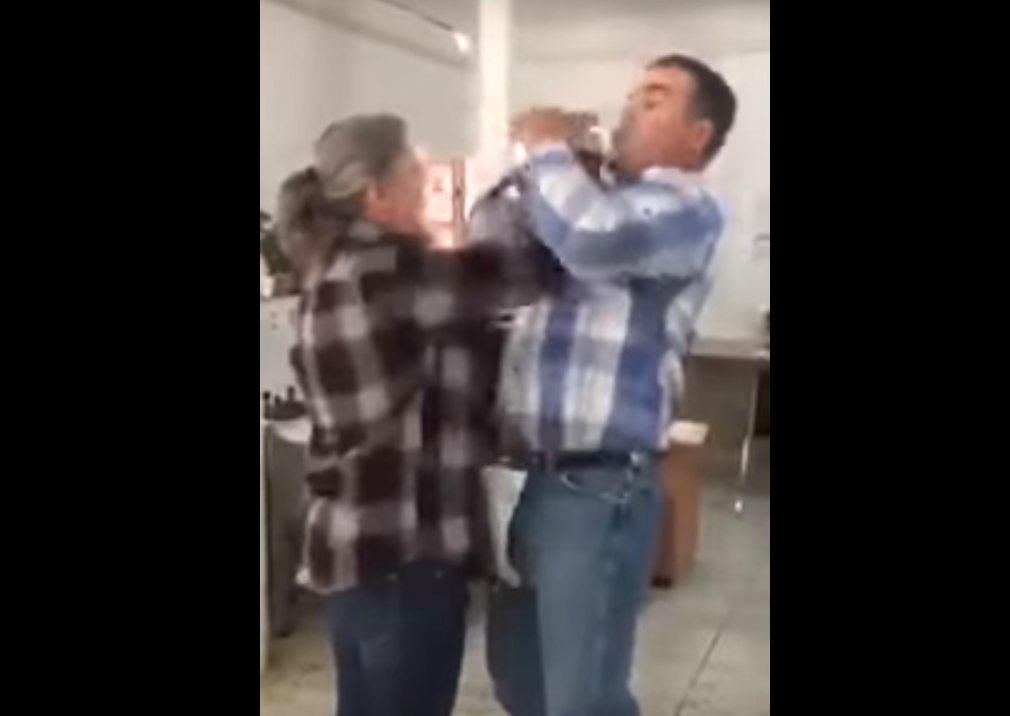 El juez Guillermo Gómez y su hermana Carolina Gómez en las instalaciones de la agencia del Ministerio Público en Ciudad Jiménez.