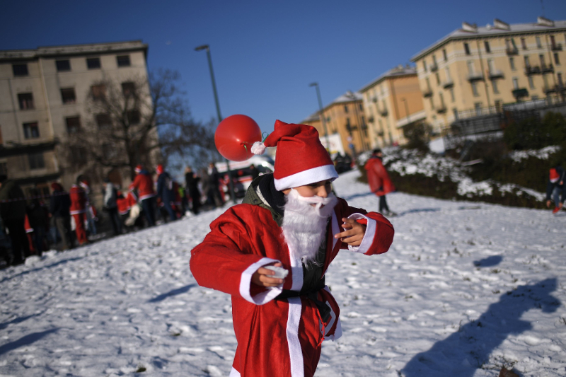 Miles de Santa Claus acudieron al hospital pediátrico Regina Margherita, en Turín, Italia, para llevar alegría a los niños internados ahí.